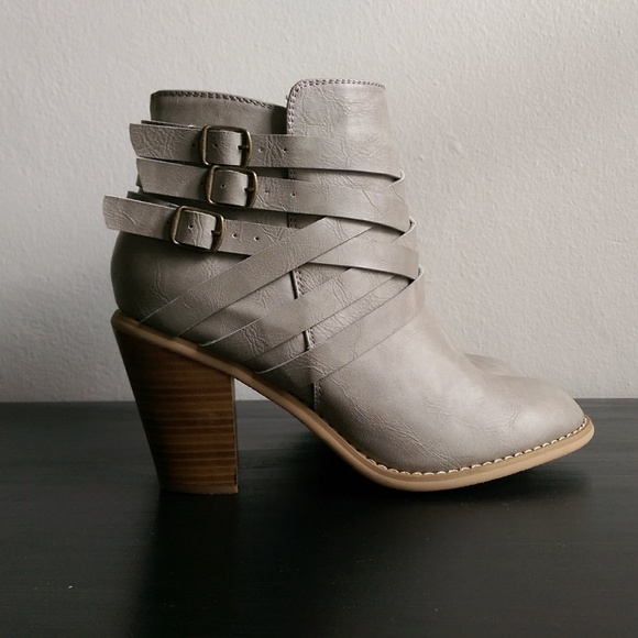 journee collection strap bootie